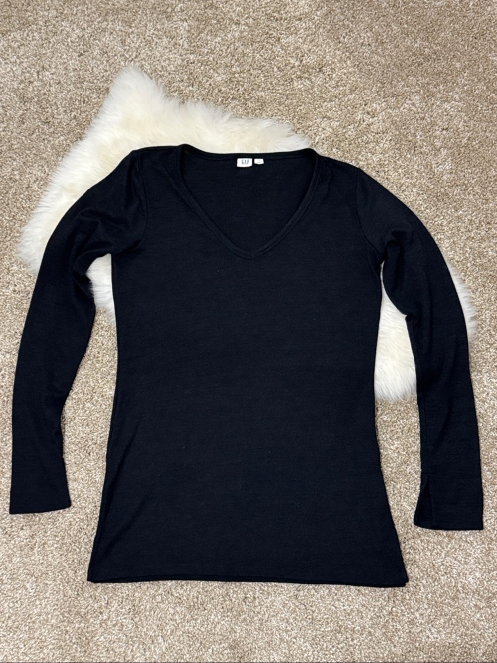 GAP Women’s Black V-Neck Long Sleeve Tee Size S